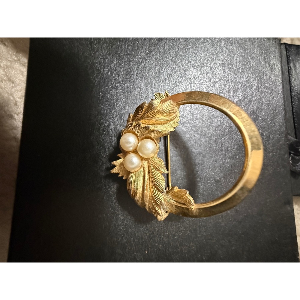 Sarah Coventry Vintage Gold Tone Circle Brooch Pin Faux Pearls Leaf Design